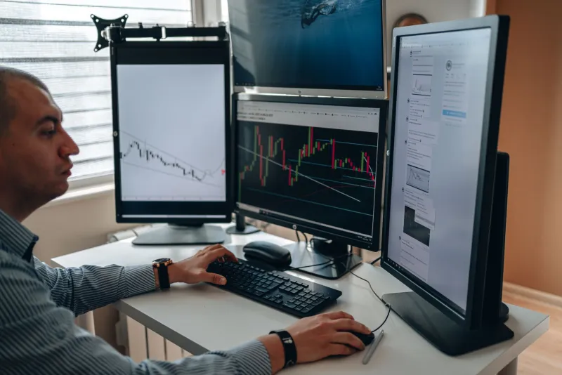 The Clock Your Competitors Don't Know You're Watching: How to Exploit Ad Rotation Gaps for Cheaper, Dominant Placements